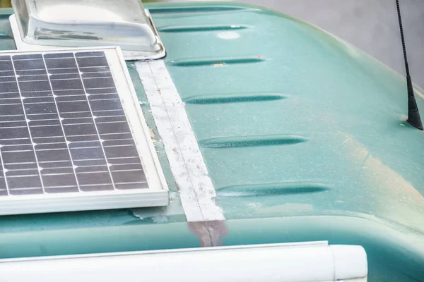 Paneles solares en la parte superior del coche van — Foto de Stock