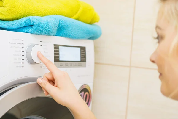 Mulher configuração máquina de lavar roupa — Fotografia de Stock