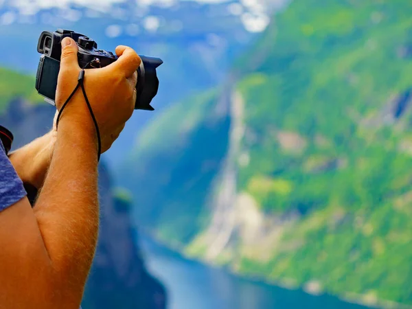 Turista tomando fotos del paisaje de fiordos, Noruega — Foto de Stock
