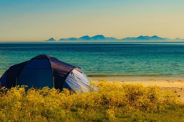 Paisaje marino con tienda en la playa, Lofoten Noruega — Foto de Stock