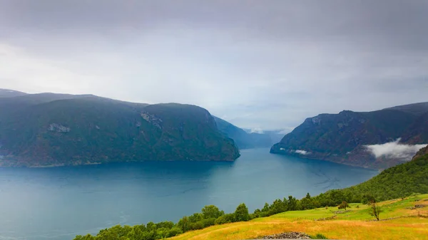 Peisaj fiord Aurlandsfjord în Norvegia — Fotografie, imagine de stoc
