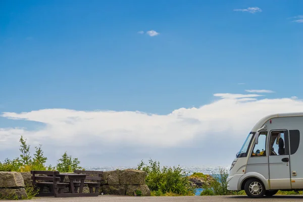 Camper auto op de kust van Noorwegen met zeezicht — Stockfoto