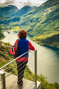 Norveç bayrağı ile Geirangerfjord üzerinde turist