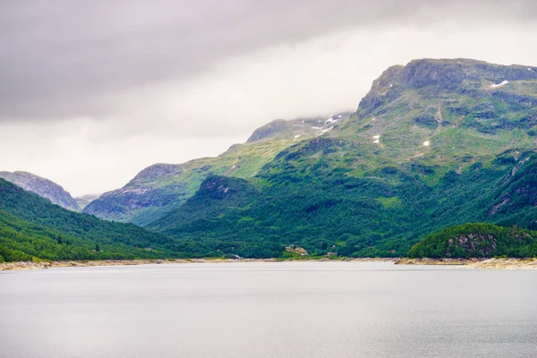 Lago en las montañas Noruega — Foto de Stock