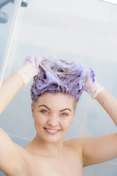 Mujer aplicando champú toner en su cabello — Foto de Stock