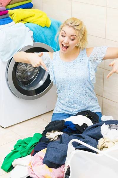 Žena, která dělá prádlo v koupelně — Stock fotografie