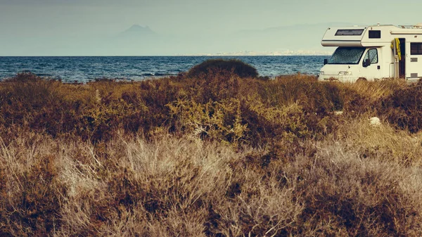 Samochód kempingowy na plaży, Kemping na łonie natury — Zdjęcie stockowe