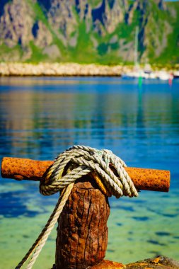 Halat ile eski paslı demirleme bollard.