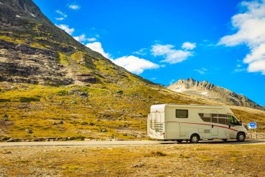 Yol kenarında dağlarda Camper araba
