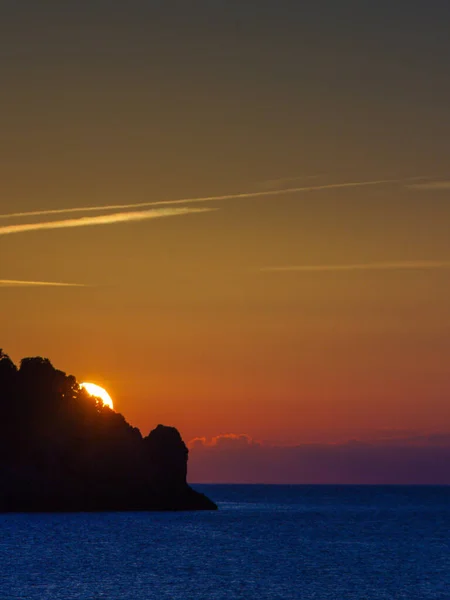 Схід або захід сонця над поверхнею моря — стокове фото