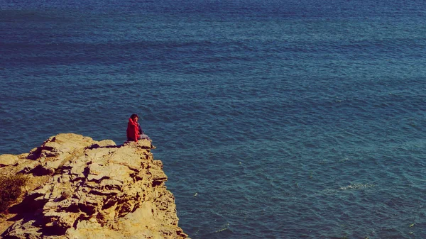 İspanya 'da deniz kayalıklarında turist kadın — Stok fotoğraf