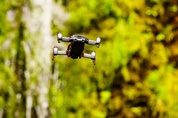 Drone volando contra la naturaleza noruega —  Fotos de Stock