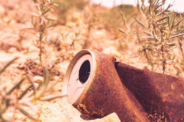 Stary zardzewiały puszka opuszczony na przyroda. — Zdjęcie stockowe