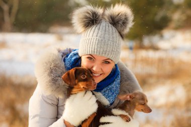 Köpeklerle kış aylarında oynayan kadın