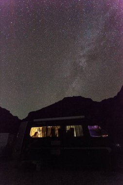 Kamp arabasındaki kadın.