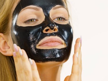 Kız siyah carbo kabuğu maskesi yüzünde kapalı