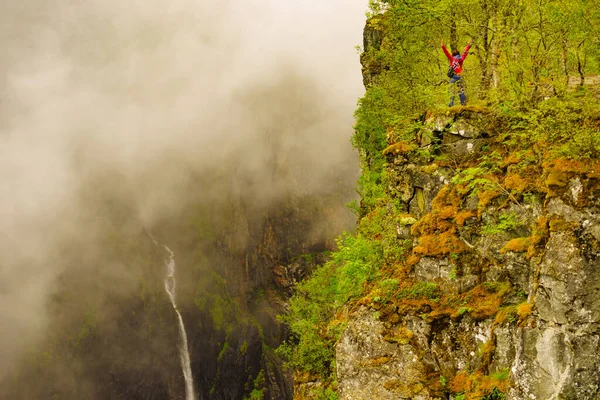 Mujer turística por Voringsfossen waterfall, Noruega — Foto de Stock