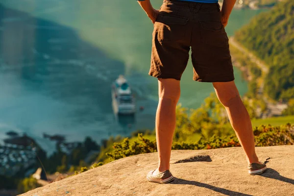 Piernas turísticas en el mirador en Noruega — Foto de Stock