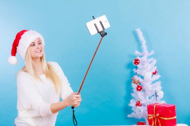 Noel Baba şapkası Noel selfie alarak kadında