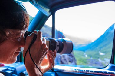 Kamp arabasından fotoğraf çeken fotoğrafçı