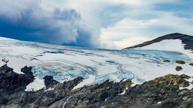 Buzul Norveç ile dağlar görünümü