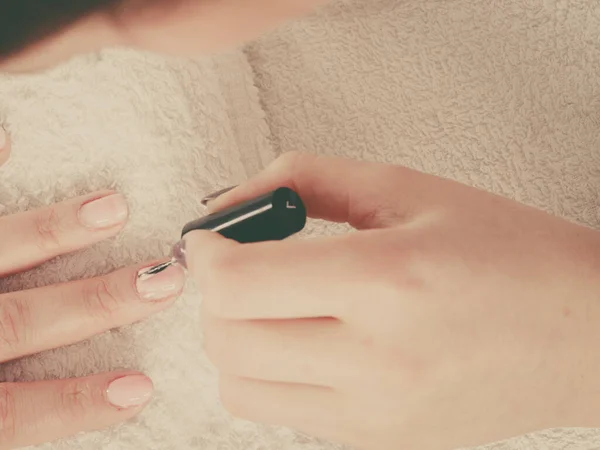 Vrouw in schoonheid salon getting manicure gedaan. — Stockfoto