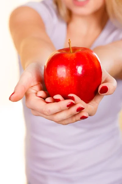Woman hand holding delicious red apple — Stock Photo, Image
