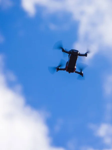 Drone che vola sopra lo sfondo del cielo — Foto Stock