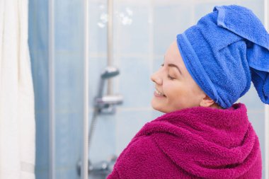 Duş sonra havlu kadında