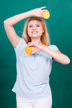 Kız holding limon narenciye meyve