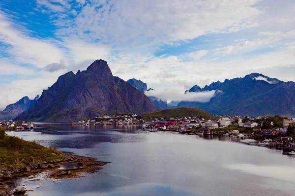 Fjorden och bergen landskap. Lofoten Norge — Stockfoto
