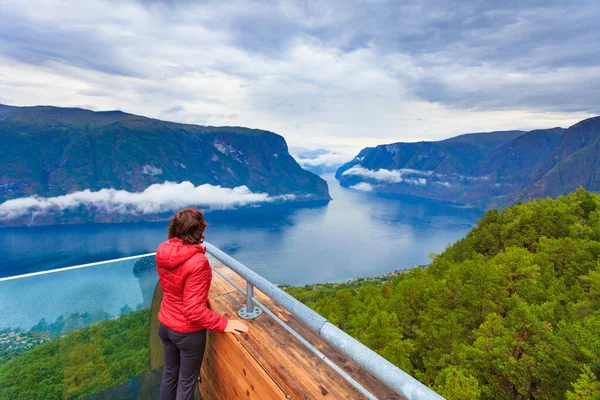 Turista disfrutando de la vista del fiordo en el mirador Stegastein Noruega — Foto de Stock