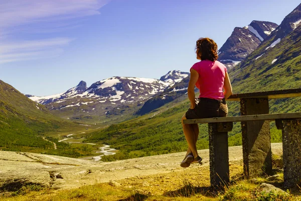 Turista en las montañas lugar de descanso, Noruega — Foto de Stock