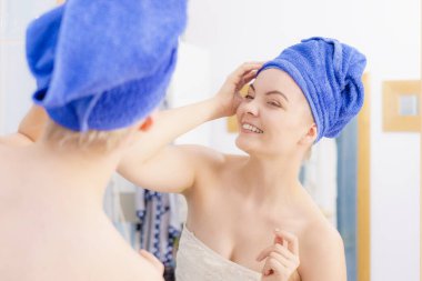 Duş sonra havlu kadında