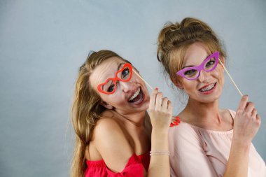 Karnaval maske ile iki kadın