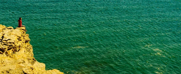 Toeristische vrouw op zeekliffen in Spanje — Stockfoto