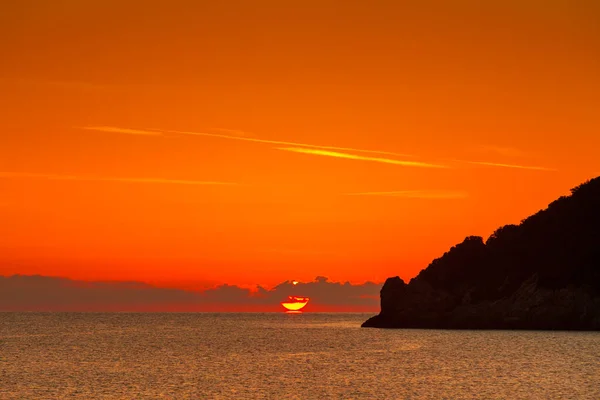 Sonnenaufgang oder Sonnenuntergang über der Meeresoberfläche — Stockfoto