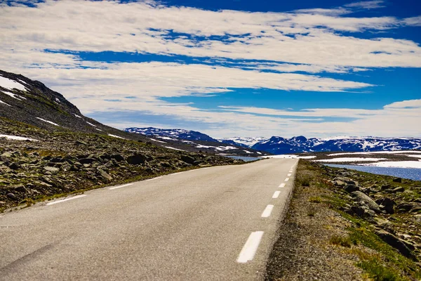 Asfalterad väg i norska berg — Stockfoto