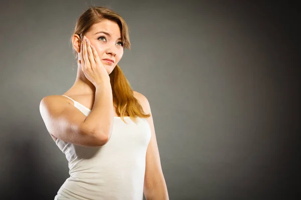 Mujer que sufre de dolor dental —  Fotos de Stock