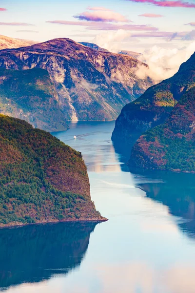 Paisaje de fiordos Aurlandsfjord en Noruega — Foto de Stock