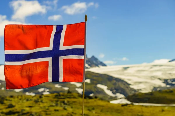 Norveç bayrağı ve dağlar karlı manzara — Stok fotoğraf