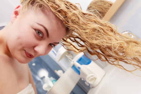 Женщина с мокрыми светлыми волосами — стоковое фото
