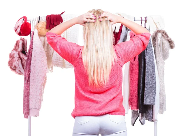 Kvinna i garderob att välja kläder — Stockfoto