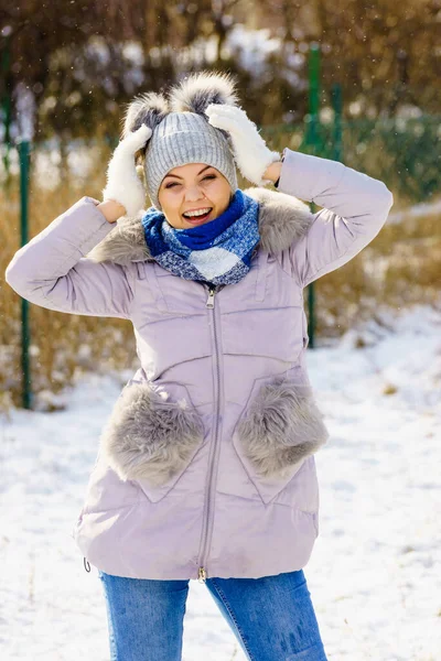 Γυναίκα που φοράει στολή ζεστό χειμώνα — Φωτογραφία Αρχείου
