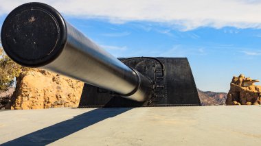 Turistik bir yer. Castillitos bataryası, İspanya Cartagena, Cabo Tinoso. Sahil savunma için askeri top, ağır donanma topları..