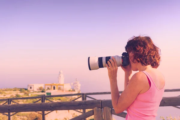 Жіночий Турист Камерою Робить Фотографії Маяка Меса Ролдан Природний Парк — стокове фото