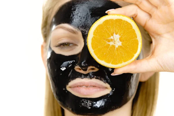 Wanita Dengan Carbo Detox Masker Kulit Hitam Wajah Memegang Buah — Stok Foto