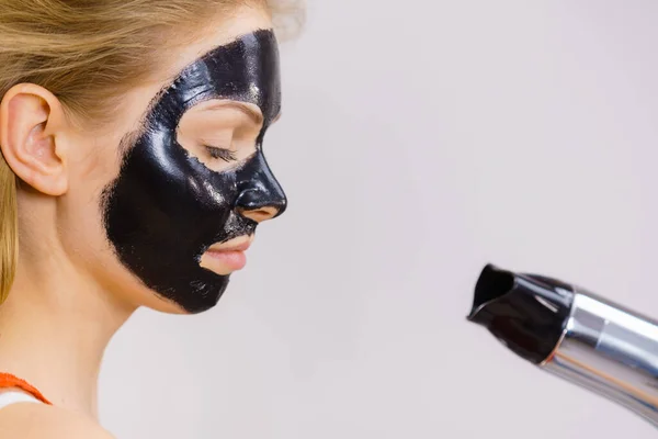 Mujer Joven Carbo Máscara Despegue Negro Cara Chica Secado Cosmético —  Fotos de Stock