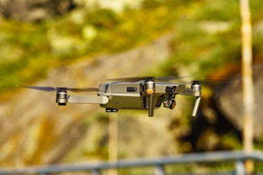 Drone doğaya karşı uçan, fotoğraf ve video çekmek