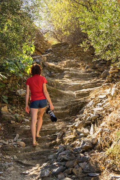 Fotografa Donna Scattare Foto Della Natura Turista Femmina Godendo Suo — Foto Stock